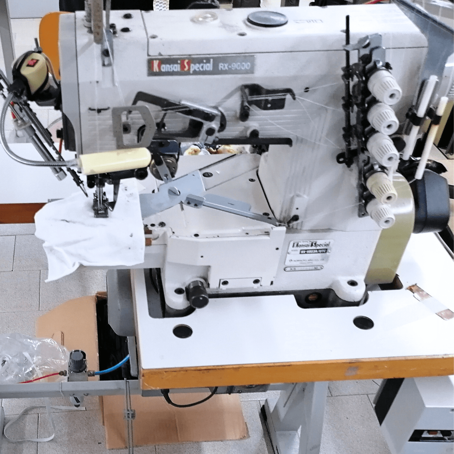 Macchina da cucire a 3 aghi ribattitrice a braccio KASAI SPECIAL - Cucito Industriale Usato