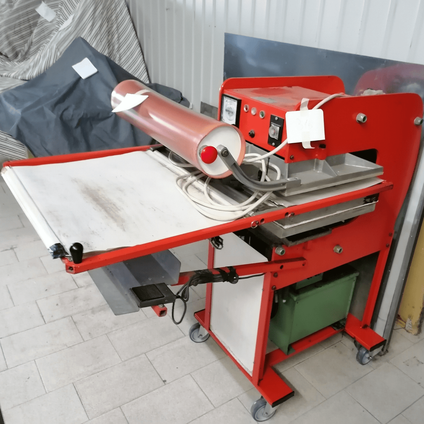 Adesivatrice a pressione tavolo rotante PESENTI & FROSIO - Cucito Industriale Usato